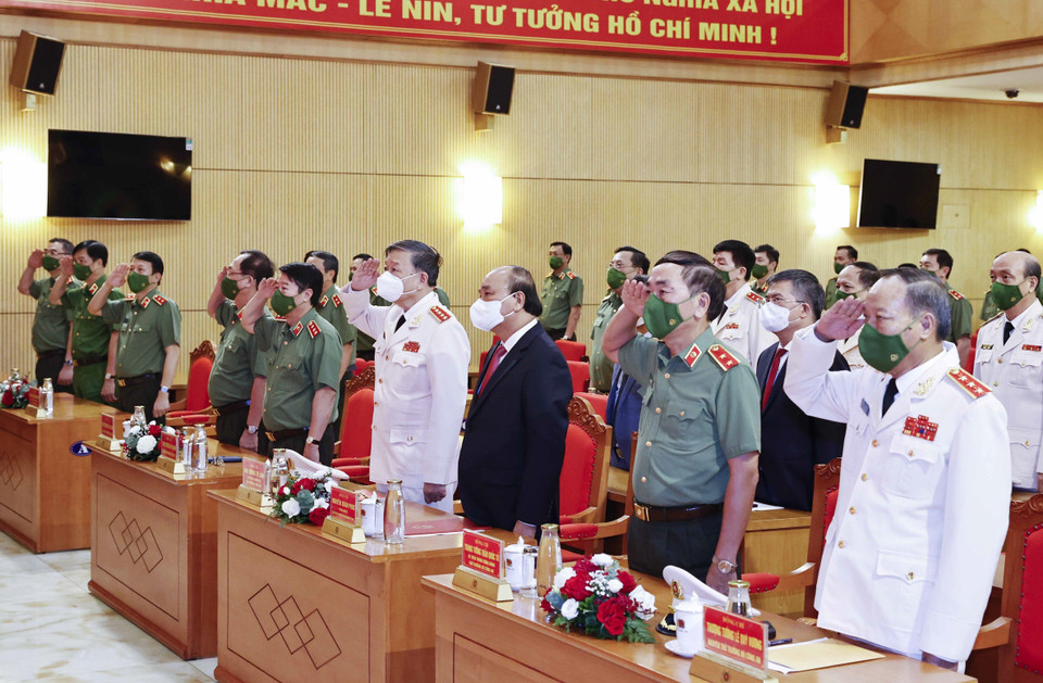 Chủ tịch nước Nguyễn Xuân Phúc cùng các đại biểu thực hiện nghi lễ chào cờ. (Ảnh: Thống Nhất/TTXVN)