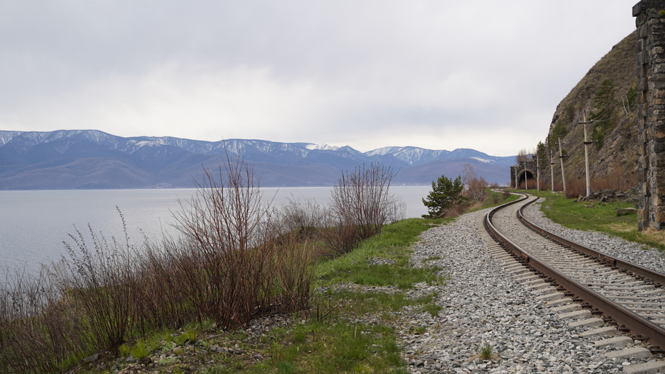 Phong cảnh hữu tình dọc bờ Tây hồ Baikal. (Ảnh: Duy Trinh/TTXVN)