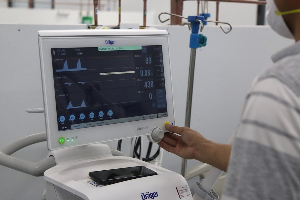 Kiểm tra thiết bị máy móc y tế tại Trung tâm hồi sức tích cực Bệnh viện dã chiến số 14. (Ảnh: Xuân Tình/TTXVN)