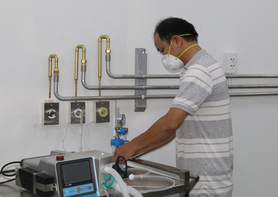 Nhân viên kỹ thuật kiểm tra thiết bị máy móc y tế tại Trung tâm hồi sức tích cực Bệnh viện dã chiến số 14. (Ảnh: Xuân Tình/TTXVN)