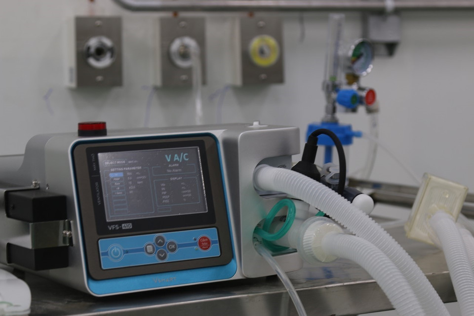 Thiết bị máy móc y tế điều trị bệnh nhân COVID-19 tại Trung tâm hồi sức tích cực, Bệnh viện dã chiến số 14. (Ảnh: Xuân Tình/TTXVN)