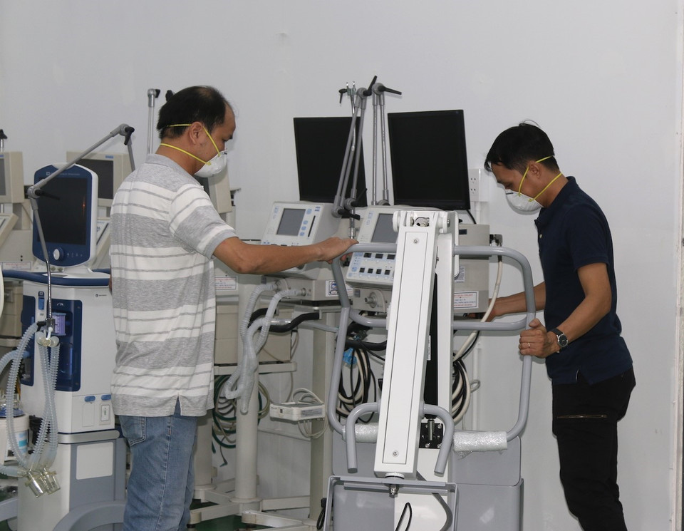 Kiểm tra thiết bị máy móc y tế tại Trung tâm hồi sức tích cực Bệnh viện dã chiến số 14. (Ảnh: Xuân Tình/TTXVN)