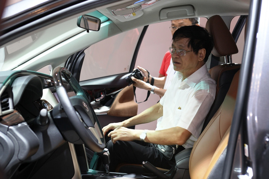 Sự ra mắt của Toyota Innova 2016 thu hút nhiều sự quan tâm của hành khách về mẫu xe đắt khách nhất châu Á hiện nay. (Ảnh: Doãn Đức/Vietnam+)