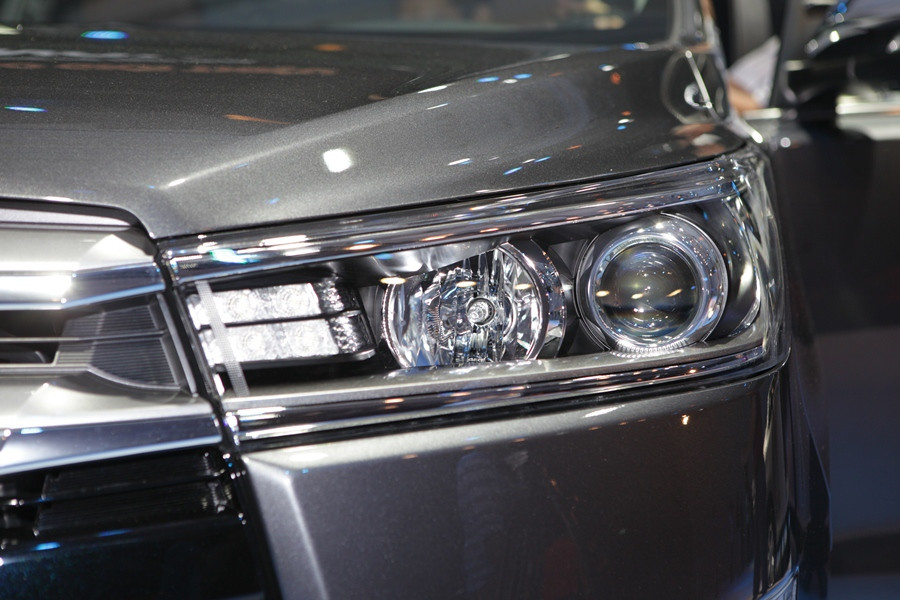 Cụm đèn trước thiết kế sắc sảo nối liền nẹp mạ crôm cùng đèn LED hiện đại, hệ thống tự động điều chỉnh góc chiếu và chế độ đèn bật tắt. (Ảnh: Doãn Đức/Vietnam+)