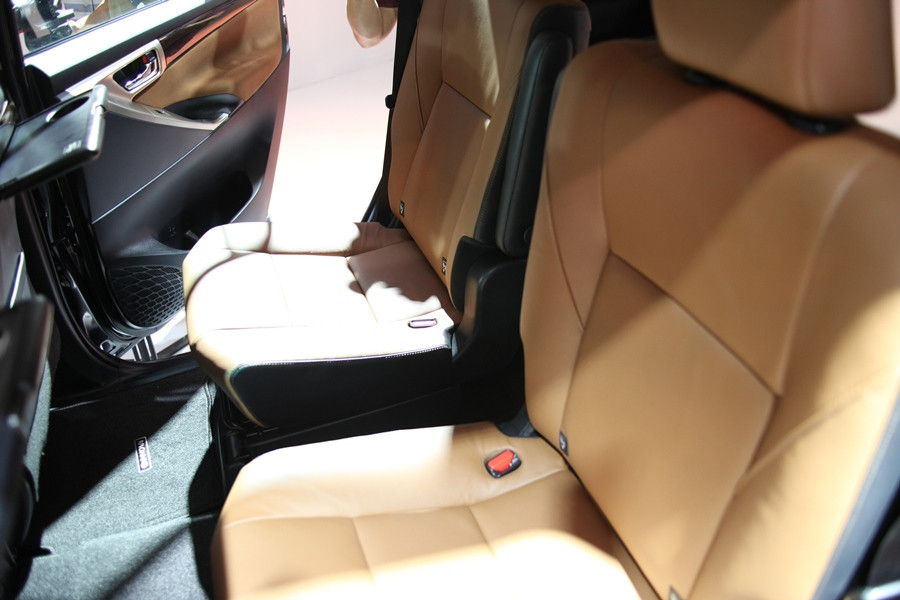 Ghế êm ái, thoải mái và riêng biệt với tay vịn mang đến cho hành khách những trải nghiệm đẳng cấp. (Ảnh: Doãn Đức/Vietnam+)