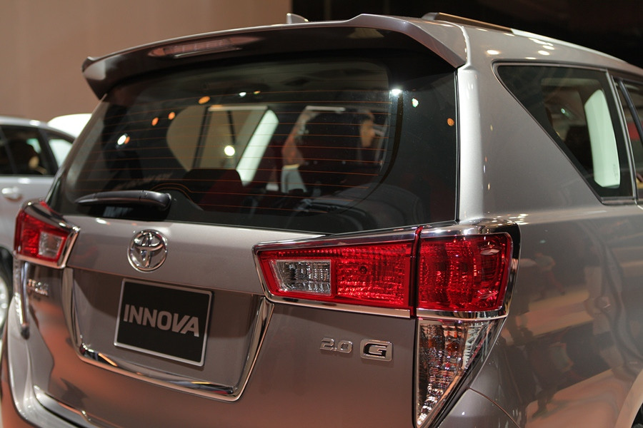 Đuôi xe được trang bị ăng ten dạng vây cá mập bật lên sức hút, phần cửa sau thiết kế góc cạnh, tạo nên tổng thể vững chắc của xe. (Ảnh: Doãn Đức/Vietnam+)