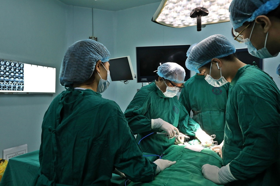 Phó Giáo sư, Tiến sỹ Trần Ngọc Lương luôn quan tâm và chú trọng công tác đào tạo và nghiên cứu khoa học, đã chỉ đạo và trực tiếp giúp đỡ, hướng dẫn kỹ thuật, chuyển giao công nghệ thành công cho các cơ sở tuyến dưới và các bệnh viện vệ tinh. (Ảnh: Minh Quyết/TTXVN)