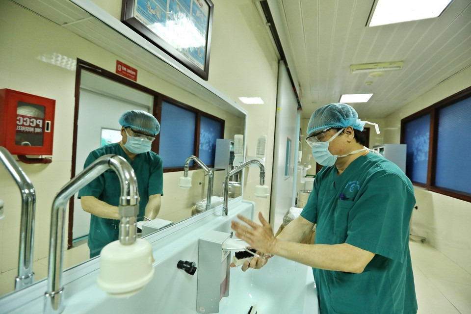 Phương pháp phẫu thuật nội soi điều trị các bệnh lý tuyến giáp của Phó Giáo sư, Tiến sỹ Lương là Đề tài đạt loại xuất sắc của Chương trình khoa học cấp Nhà nước KC10-15, mở ra một hướng điều trị hiệu quả mới được đánh giá cao, góp phần quan trọng đưa nền y học Việt Nam có vị thế, uy tín trong khu vực và trên thế giới, được vinh danh là một trong 10 thành tựu Y tế lớn nhất trong thời gian qua, được nhận giải Nhất - Giải thưởng Nhân tài đất Việt năm 2014. (Ảnh: Minh Quyết/TTXVN)