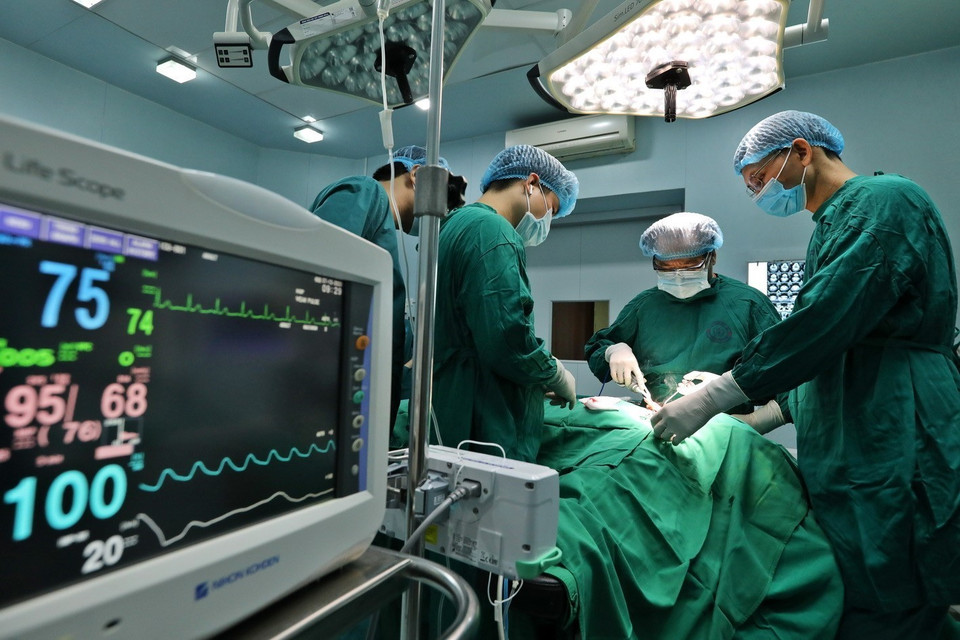 Phó Giáo sư, Tiến sỹ Trần Ngọc Lương là người đầu tiên thành lập Khoa ngoại Bệnh viện Nội tiết Trung ương và xây dựng thành Khoa đầu ngành phẫu thuật các tuyến nội tiết, có thương hiệu trong nước, khu vực và quốc tế. (Ảnh: Minh Quyết/TTXVN)