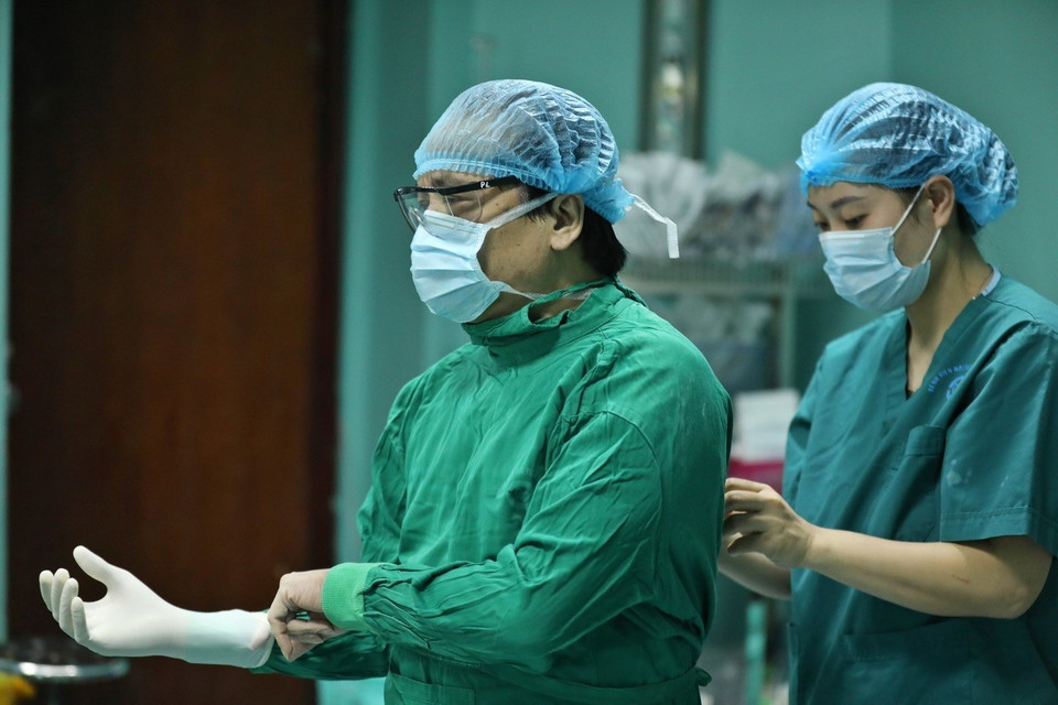 Ông là người đầu tiên nghiên cứu áp dụng thành công phẫu thuật nội soi vào phương pháp mổ mở tuyến giáp truyền thống trở thành kỹ thuật đơn giản, an toàn và hiệu quả về kinh tế để điều trị các bệnh thường gặp, phức tạp trong tuyến giáp, được vinh danh là một trong những thành tựu lớn của ngành Y tế trong những năm qua, được y học thế giới đặt tên 'Công nghệ phẫu thuật nội soi Dr Lương.'(Ảnh: Minh Quyết/TTXVN)