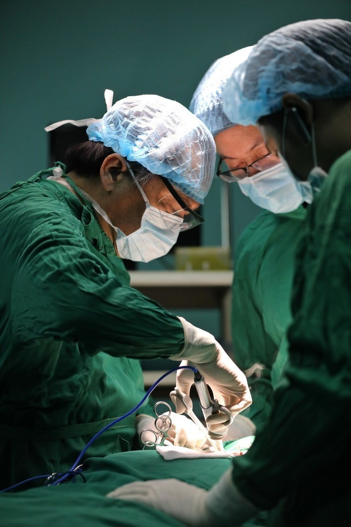 Đến nay, đã có hơn 300 đồng nghiệp từ hơn 20 quốc gia trên thế giới tới học công nghệ phẫu thuật nội soi Dr Lương. (Ảnh: Minh Quyết/TTXVN)