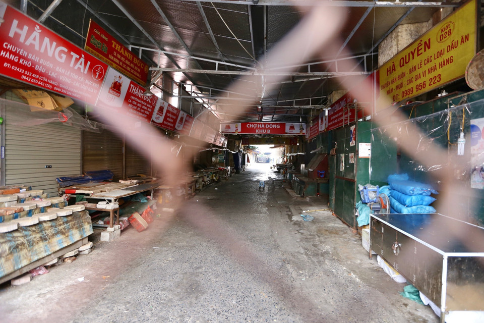 Chợ Hà Đông đóng cửa tạm thời từ tối 23/8 để phòng, chống dịch COVID 19. (Ảnh: Hoàng Hiếu/TTXVN)