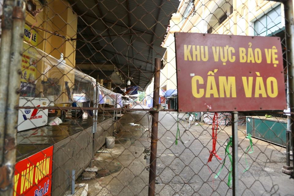 Các lối vào chợ Hà Đông đều đóng tạm thời. (Ảnh: Hoàng Hiếu/TTXVN)