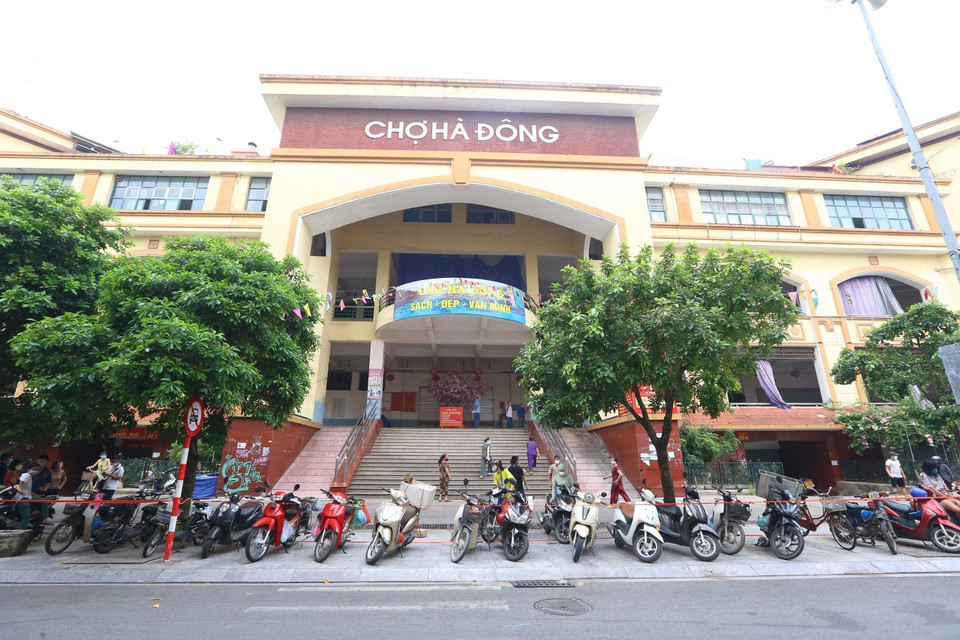 Sáng 24/8, các tiểu thương chợ Hà Đông đến lấy mẫu xét nghiệm COVID-19. (Ảnh: Hoàng Hiếu/TTXVN)