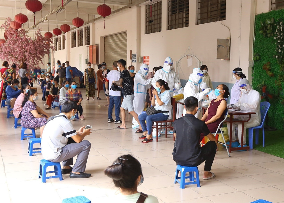 Lực lượng y tế lấy mẫu xét nghiệm COVID-19 cho tiểu thương chợ Hà Đông, sáng 24/8. (Ảnh: Hoàng Hiếu/TTXVN)