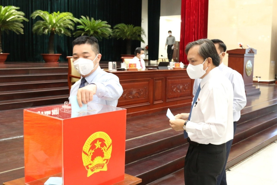 Các đại biểu bỏ phiếu bầu Chủ tịch UBND Thành phố Hồ Chí Minh nhiệm kỳ 2021-2026. (Ảnh: TTXVN phát)