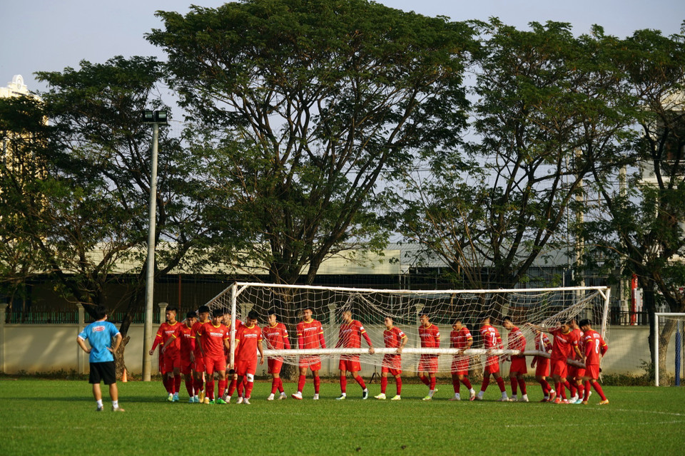 Thông tin đáng mừng đầu tiên về U23 Việt Nam là toàn bộ 27 cầu thủ trẻ sang Campuchia dự giải đều có kết quả xét nghiệm âm tính COVID-19 qua phương pháp xét nghiệm RT-PCR trong sáng 12/2. (Ảnh: Trần Long/TTXVN)