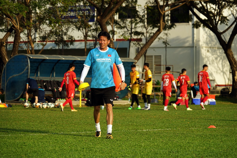 Buổi tập đầu tiên của đội diễn ra vào buổi chiều, trong vòng một tiếng rưỡi, từ lúc 16h45 tại khu tổ hợp thể thao thuộc Viện Giáo dục Thể chất và Thể thao (NIPES), cách trung tâm thủ đô Phnom Penh 12km. (Ảnh: Trần Long/TTXVN)