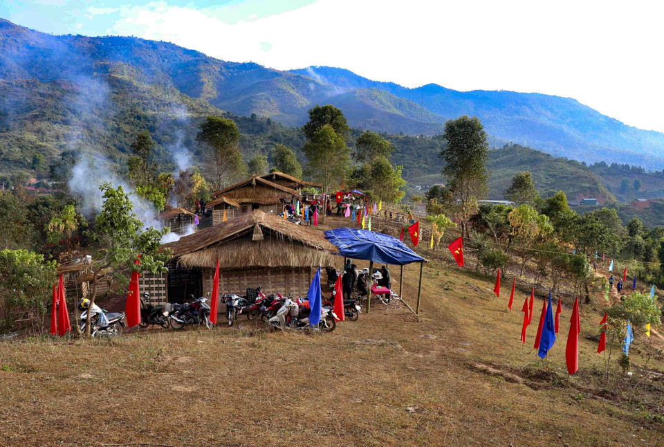 Không gian văn hóa Tết Hồ Sự Chà. (Ảnh: Xuân Tư/TTXVN) Là một trong 19 dân tộc trên địa bàn tỉnh Điện Biên, người Hà Nhì (thuộc hai nhóm Hà Nhì Lạ Mí và Hà Nhì Cồ Chồ) sinh sống tại hơn 20 bản thuộc 4 xã gồm: Sín Thầu, Chung Chải, Sen Thượng và Leng Su Sìn của huyện Mường Nhé - vùng cực Tây Tổ quốc. Vào dịp Tết cổ truyền Hồ Sự Chà của người Hà Nhì, du khách về đây sẽ được hòa mình vào không gian văn hóa đa dạng, phong phú, nhưng mang đậm sắc thái đặc trưng của dân tộc Hà Nhì. Theo thông lệ, người Hà Nhì tổ chức ăn Tết từ ngày Thìn (con Rồng) cuối cùng của tháng cuối năm. Năm nay, người Hà Nhì ăn Tết từ ngày 15/12 và kéo dài 3 ngày sau. Tết là dịp để những người con xa quê trở về sum họp bên gia đình, báo hiếu tiên tổ, các bậc sinh thành và vui chơi, thăm hỏi người thân. Mọi người cùng chúc nhau những điều may mắn, tốt đẹp, thắt chặt tình đoàn kết bản làng.