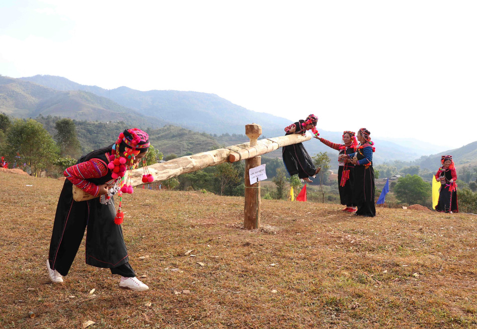 Các thiếu nữ Hà Nhì chơi đu quay (“a chú”), đây là một trò chơi dân gian, mang đậm sắc thái văn hóa của cộng đồng người Hà Nhì. (Ảnh: Xuân Tiến/TTXVN) Bước sang ngày thứ ba, không khí vui tươi của ngày Tết vẫn còn hiện hữu trong từng bản làng. Các gia đình vẫn còn nhộn nhịp bước chân của khách đến chúc Tết. Các hoạt động giao lưu văn hóa văn nghệ, trò chơi truyền thống vẫn tiếp diễn trên những bãi đất rộng trong bản. Khi màn đêm buông xuống, mọi người sẽ chia tay nhau trong bịn rịn, cùng hẹn nhau Tết năm sau lại gặp gỡ.