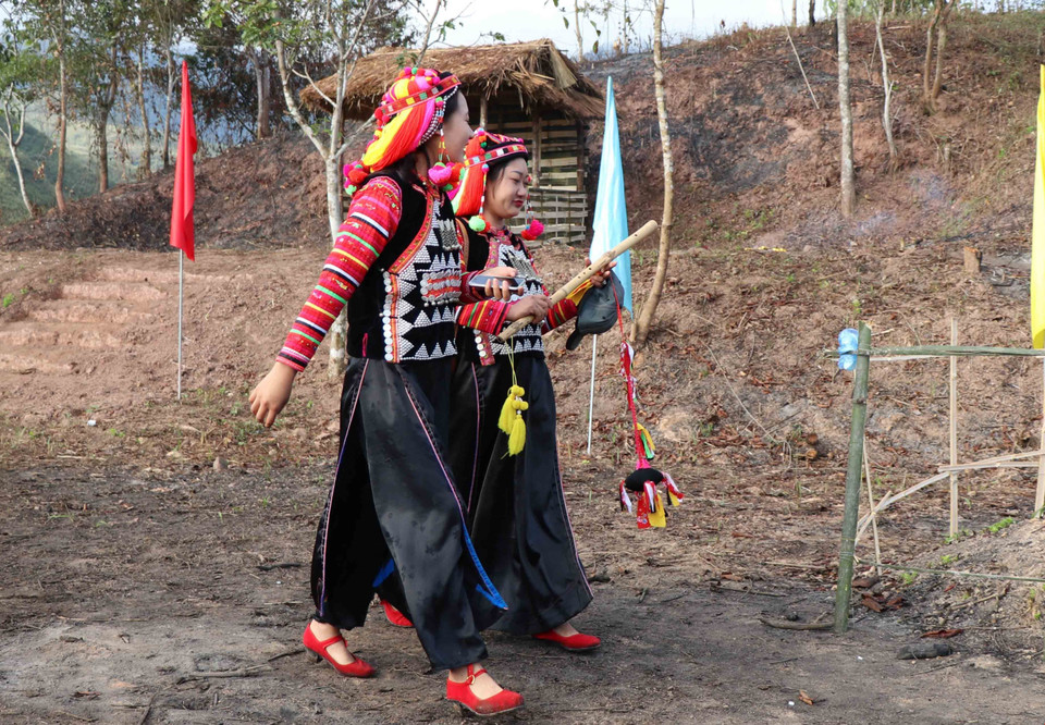 Hai thiếu nữ Hà Nhì trong trang phục truyền thống của dân tộc đang đi chúc Tết, chơi hội xuân ở bản Tá Miếu. (Ảnh: Xuân Tiến/TTXVN) Đây là dịp để du khách cảm nhận rõ nhất cuộc sống bình dị, tâm hồn phóng khoáng, tính cách dễ gần, dễ mến của người Hà Nhì; đồng thời là dịp để khám phá, trải nghiệm nét tinh tế, độc đáo trong văn hóa ẩm thực của người Hà Nhì. Theo ông Pờ Dần Xinh, tên địa danh bản Tả Cố Khừ gắn liền với vị trí ngã ba con đường qua trung tâm xã Sín Thầu. “Tả” là to hoặc ngã ba, “Cố Khừ” là đường đi chung. “Tả Cố Khừ” có nghĩa là ngã ba rộng lớn, đường đi chung. Là một trong những bản được “định danh” đầu tiên trên địa bàn xã nên người Hà Nhì tập trung tại đây rất đông so với 6 bản còn lại. Bản hiện có hơn 100 hộ, hơn 540 nhân khẩu. Những năm qua, thực hiện đường lối của Đảng, Nhà nước về xây dựng đời sống văn hóa, bản đã xây dựng được các quy ước, hương ước mới rất tiến bộ. Những “thiết chế” trong quy ước, hương ước đã xóa bỏ hủ tục lạc hậu, xây dựng bản làng ấm no, hạnh phúc. Sang ngày thứ hai Tết Hồ Sự Chà, từ sáng sớm, bản làng sôi động bởi hoạt động giã bánh dày tại từng gia đình. Trong mẻ đầu tiên, ngoài việc nặn ra những chiếc bánh theo kích thước, hình dạng chung, chủ nhà làm ra một chiếc bánh tròn, đẹp nhất để dâng cúng tổ tiên trước khi mọi người ăn bánh. Sau đó, mọi người tiếp tục đi thăm hỏi, chúc Tết nhau trong niềm vui, ấm áp tình thân. Các bà, các chị cùng nhau hát những câu dân ca, đối đáp, hát mừng năm mới như gửi gắm ước vọng vươn lên, niềm tin về cuộc sống ấm no, hạnh phúc trong năm mới. Nam thanh, nữ tú thì mê mải trong các điệu múa truyền thống thể hiện sự rộn ràng, vui tươi sau những ngày lao động vất vả. Các em nhỏ say mê chơi trò chơi dân gian của dân tộc như đánh đu, bập bênh, đu quay, đánh cù, ném còn... Khắp các bãi đất rộng trong bản hay trên vùng thảo nguyên, hoạt động vui chơi đã tạo nên những bức tranh nhộn nhịp, tươi vui, đầy gam màu sinh động.