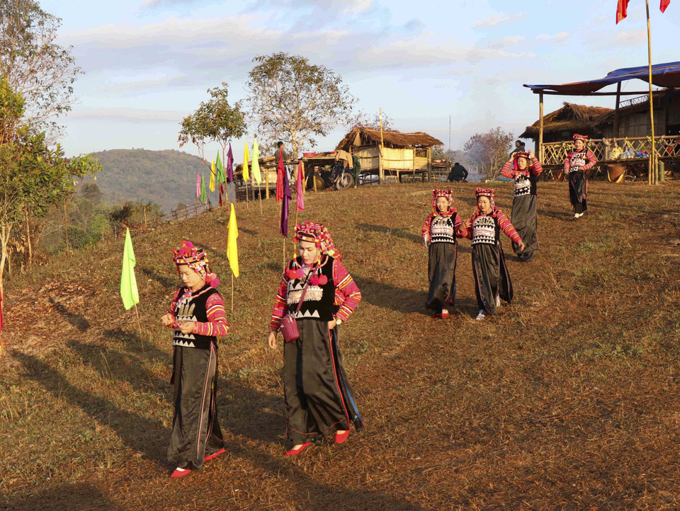 Thiếu nữ dân tộc Hà Nhì trong trang phục truyền thống tham gia hội Xuân. (Ảnh: Xuân Tư/TTXVN) Vượt hành trình gần 300km, chúng tôi đến xã Sín Thầu (huyện Mường Nhé), nơi được mệnh danh là miền biên viễn của Tổ quốc. Sín Thầu là mảnh đất “chóp cùng” cực Tây Tổ quốc, nơi đây có đỉnh núi Khoan La San nằm trên dãy Pu Đen Đinh, có mốc số 0 “ba cạnh” (cao gần 1.900 mét so với mực nước biển) đẹp kỳ vĩ. Mốc số 0 là điểm phân định ranh giới giữa ba nước Việt Nam-Lào-Trung Quốc, được ví là nơi “một tiếng gà gáy, ba nước cùng nghe.” Xã Sín Thầu hiện có hơn 320 hộ dân, gần 1.400 nhân khẩu, thuộc 7 cộng đồng dân tộc, sinh sống ở 7 bản, trong đó người Hà Nhì chiếm khoảng 96% dân số toàn xã. Ngày đầu tiên Tết cổ truyền Hồ Sự Chà, vào lúc hơn 3 giờ, khi con gà rừng vừa kịp gáy sáng, bản làng còn đang phủ đầy sương đêm và hơi lạnh thì những người trong gia đình ông Pờ Dần Xinh (bản Tả Cố Khừ, xã Sín Thầu) đã thức giấc, chuẩn bị dọn dẹp nhà cửa, sân, ngõ nhằm tạo cảnh quan, không gian khuôn viên ngôi nhà thêm sạch, khang trang. Thanh niên trong gia đình và dòng họ cùng đi bắt lợn, các chị em lo chế biến thực phẩm...