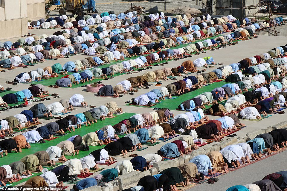 Tuy nhiên, năm nay, do tình hình dịch bệnh COVID-19, nhiều người phải lựa chọn cách làm lễ tại nhà. Ảnh: Tín đồ cầu nguyện tại thánh đường Muzaffarabad, Pakistan. Họ không được phép bắt tay nhau. (Nguồn: Daily Mail)