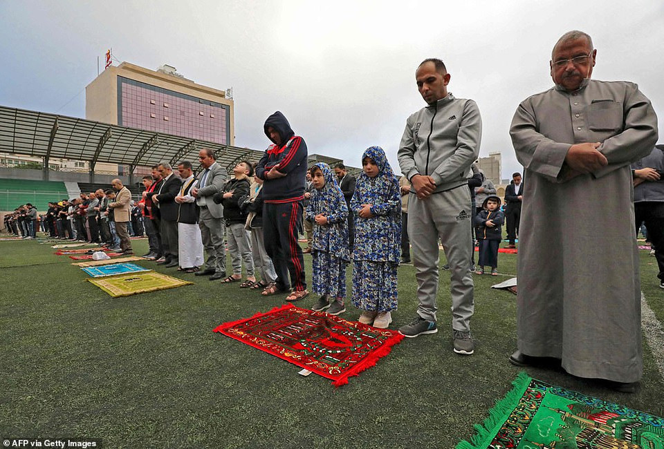 Các tín đồ phải bảo đảm giãn cách xã hội khi cầu nguyện ở bên ngoài. Ảnh: Tín đồ cầu nguyện tại sân vận động Hussein Bin Ali ở Hebron, khu Bờ Tây. (Nguồn: Daily Mail)