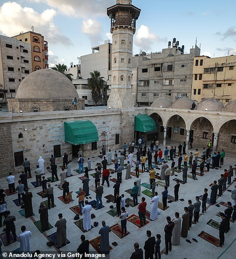 Tín đồ tham gia cầu nguyện tại một thánh đường ở Gaza. (Nguồn: Daily Mail)