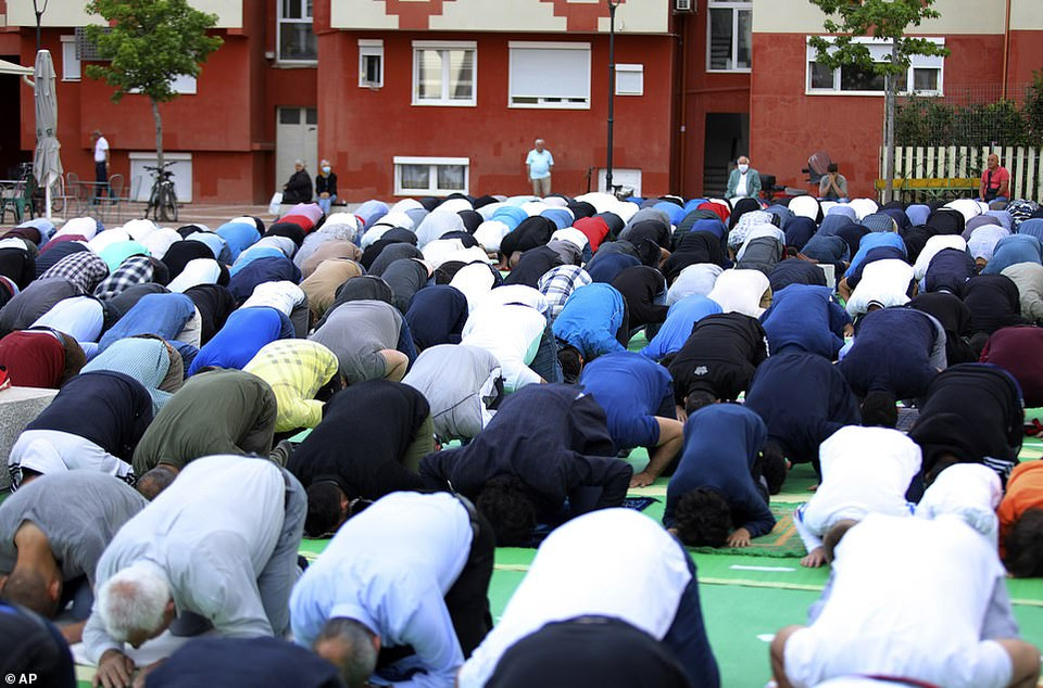 Tín đồ tham gia cầu nguyện tại Tirana, Albania. (Nguồn: Daily Mail)