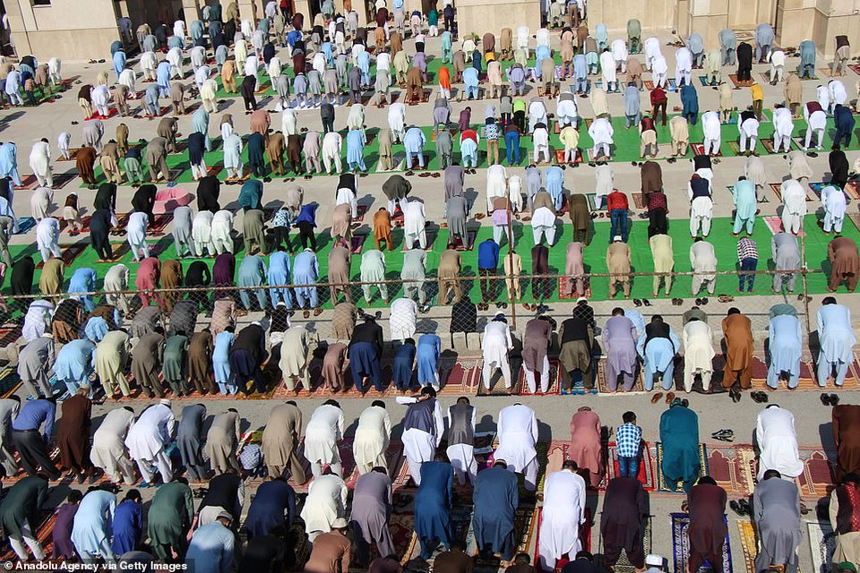 Tuy nhiên, năm nay, do tình hình dịch bệnh COVID-19, nhiều người phải lựa chọn cách làm lễ tại nhà. Ảnh: Tín đồ cầu nguyện tại thánh đường Muzaffarabad, Pakistan. Họ không được phép bắt tay nhau. (Nguồn: Daily Mail)