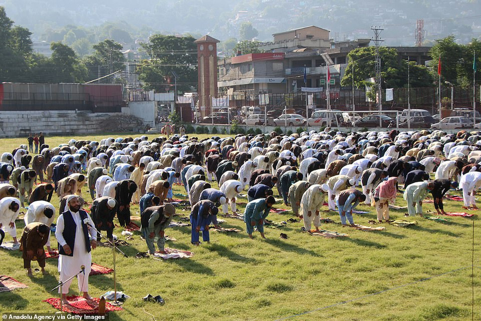 Tuy nhiên, năm nay, do tình hình dịch bệnh COVID-19, nhiều người phải lựa chọn cách làm lễ tại nhà. Ảnh: Tín đồ cầu nguyện tại thánh đường Muzaffarabad, Pakistan. Họ không được phép bắt tay nhau. (Nguồn: Daily Mail)