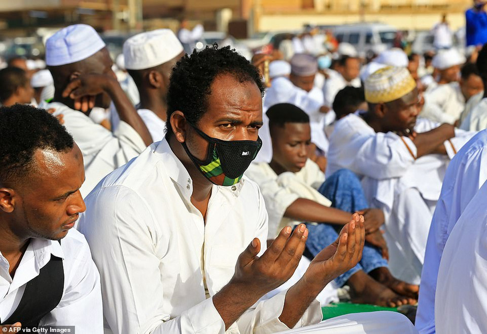 Một tín đồ đeo khẩu trang cầu nguyện tại Khartoum, Sudan. (Nguồn: Daily Mail)