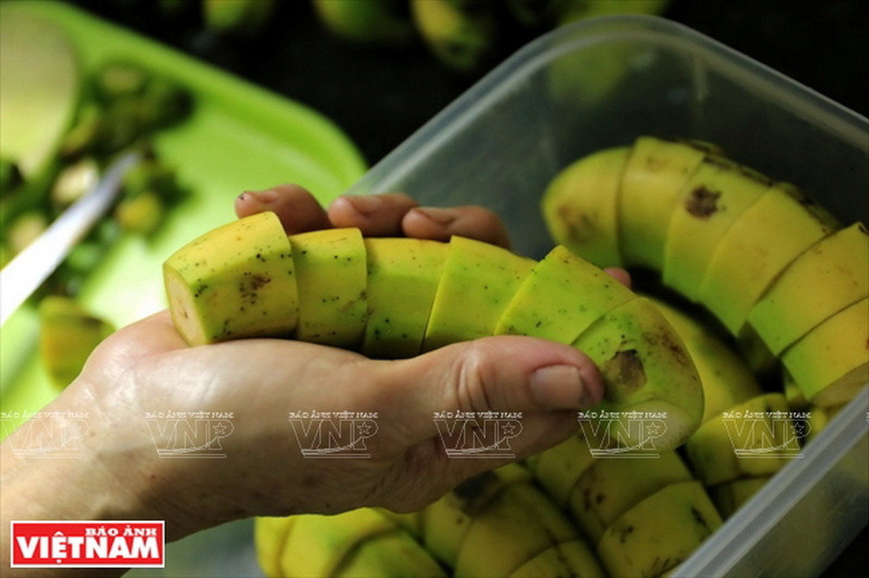 Chuối xắt được xếp cẩn thận trước khi mang ra công viên