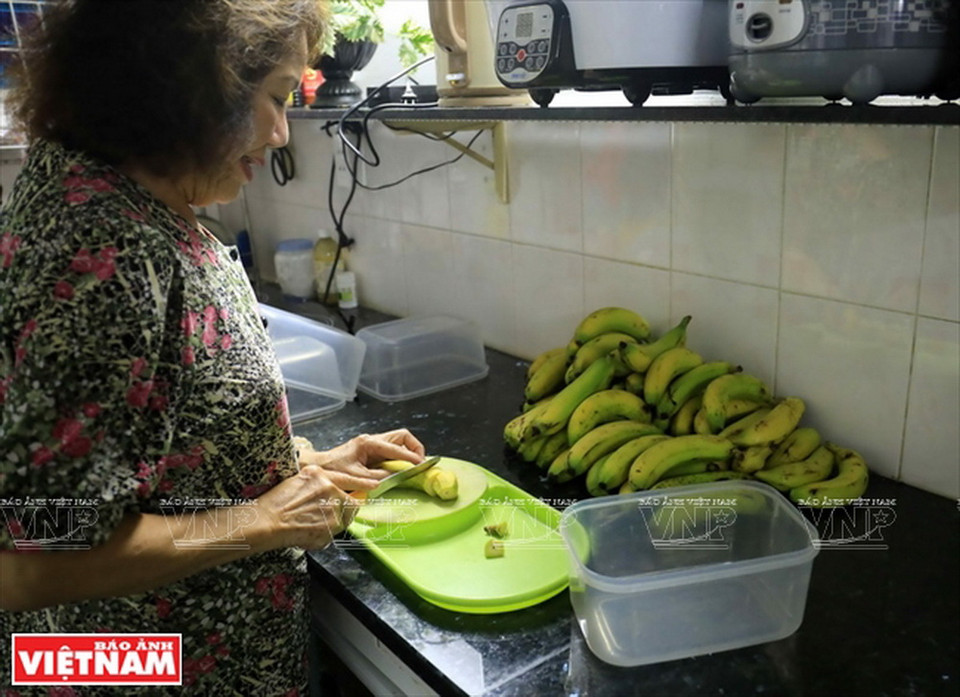 Hàng ngày, bà Liễu đều đặn chuẩn bị chuối cho lũ sóc