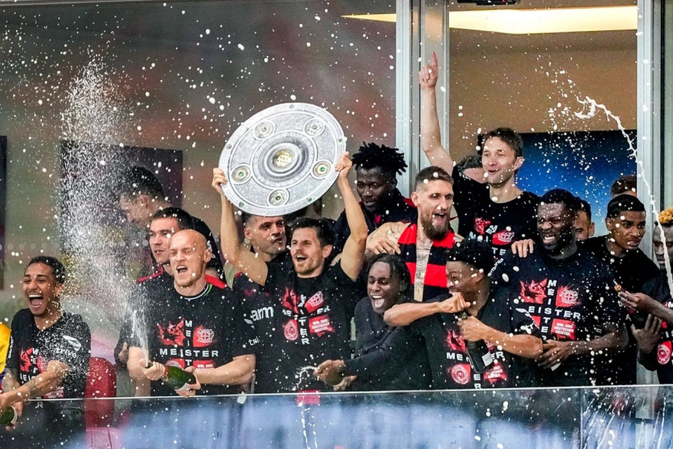 Khoảnh khắc Bayer Leverkusen lần đầu được ăn mừng vô địch Bundesliga. (Nguồn: AP)