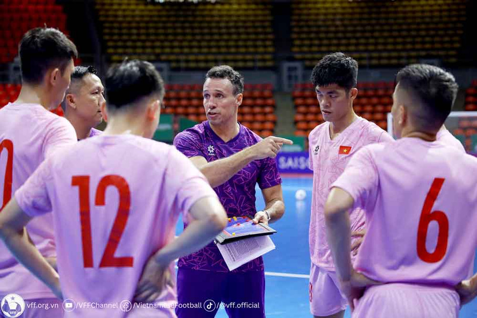 Buổi tập làm quen nhà thi đấu Hua Mark diễn ra 45 phút nên thầy trò HLV Diego Giustozzi đã hoạt động hết công suất. (Nguồn: VFF)