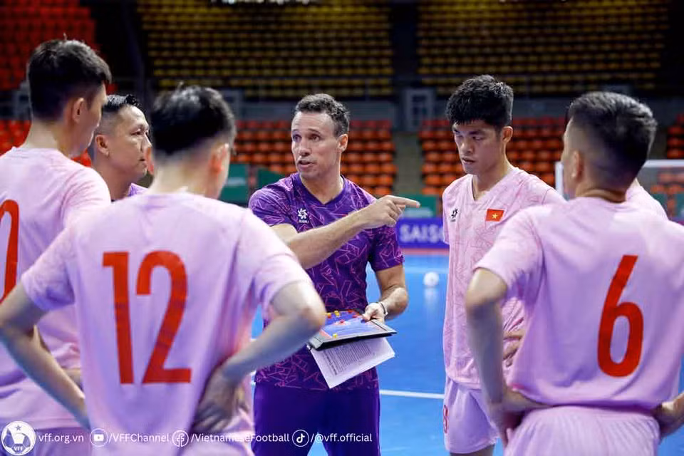 Buổi tập làm quen nhà thi đấu Hua Mark diễn ra 45 phút nên thầy trò HLV Diego Giustozzi đã hoạt động hết công suất. (Nguồn: VFF)