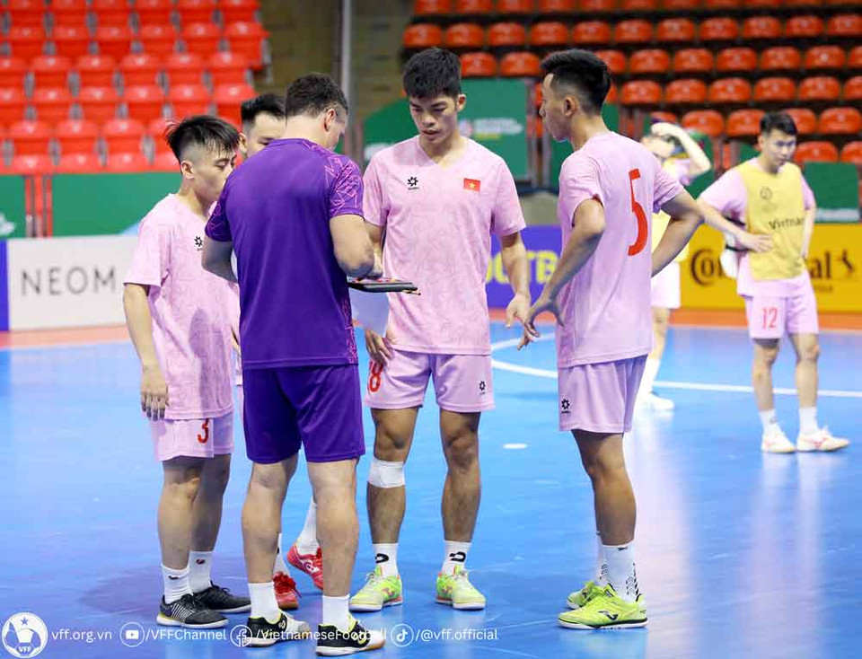 Trong buổi tập, HLV Diego Giustozzi yêu cầu các học trò tổ chức các bài triển khai tấn công. (Nguồn: VFF)