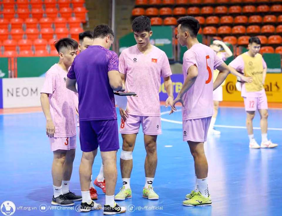 Trong buổi tập, HLV Diego Giustozzi yêu cầu các học trò tổ chức các bài triển khai tấn công. (Nguồn: VFF)
