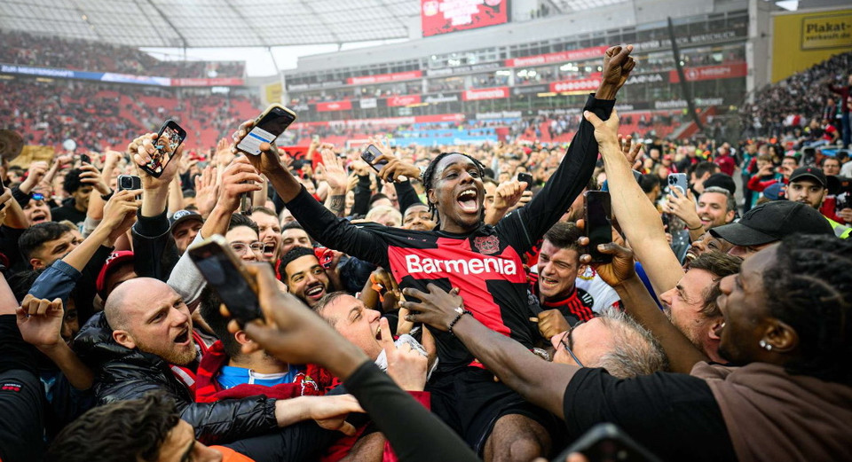 Các cổ động viên tràn xuống sân ăn mừng cùng cầu thủ Bayer. (Nguồn: bayer04)