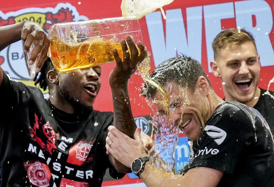 ...sau đó là màn ăn mừng truyền thống của các nhà vô địch. (Nguồn: Getty Images)