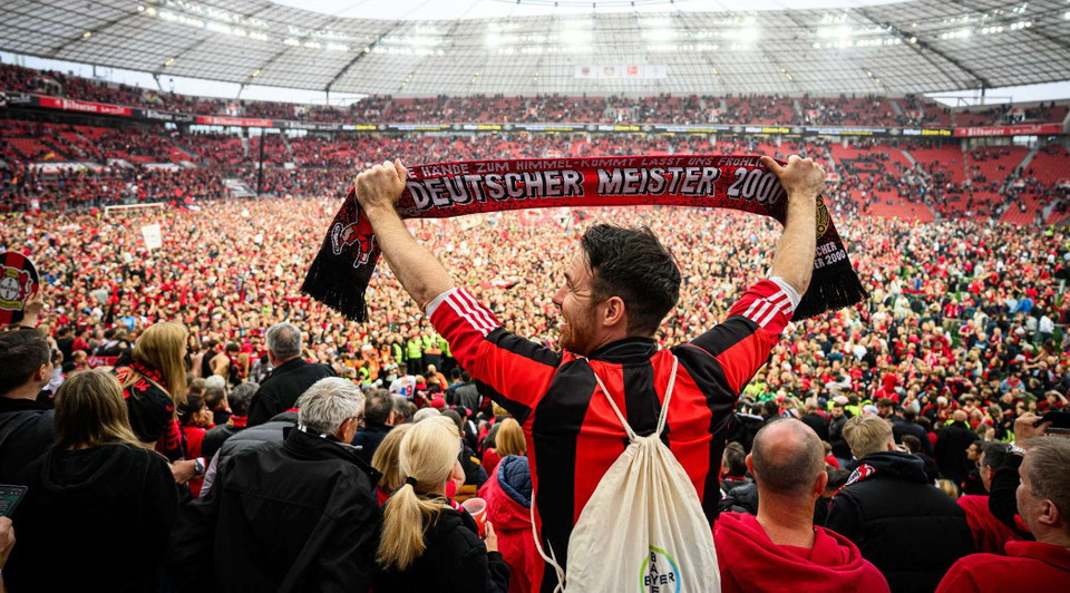 Niềm vui của cổ động viên từ khán đài cho đến mặt sân. (Nguồn: bayer04)