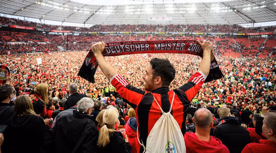 Niềm vui của cổ động viên từ khán đài cho đến mặt sân. (Nguồn: bayer04)
