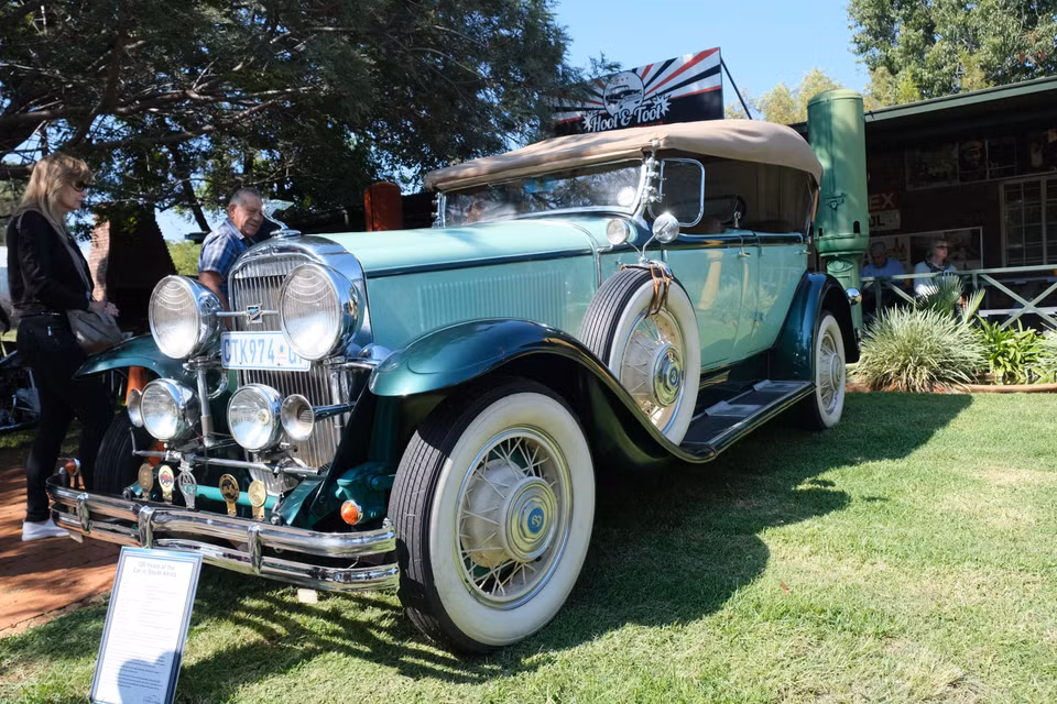 Chiếc Buick năm 1930 này rất đặc biệt vì đây là chiếc xe tay lái bên phải duy nhất trên thế giới. (Ảnh: Hồng Minh/TTXVN)