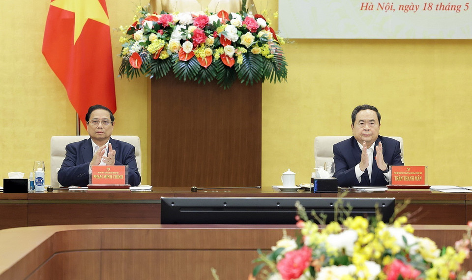 Thủ tướng Phạm Minh Chính và Phó Chủ tịch Thường trực Quốc hội Trần Thanh Mẫn đồng chủ trì hội nghị. (Ảnh: Dương Giang/TTXVN)