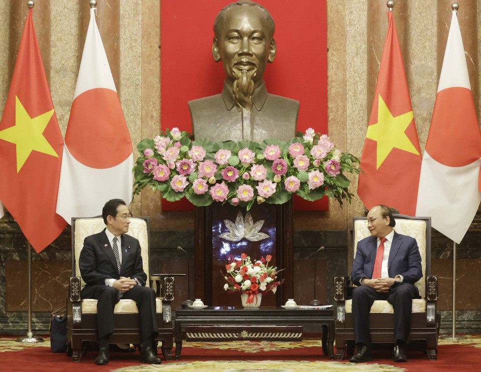 Chủ tịch nước Nguyễn Xuân Phúc tiếp Thủ tướng Nhật Bản Kishida Fumio đamg có chuyến thăm chính thức Việt Nam. (Ảnh: Thống Nhất/TTXVN)