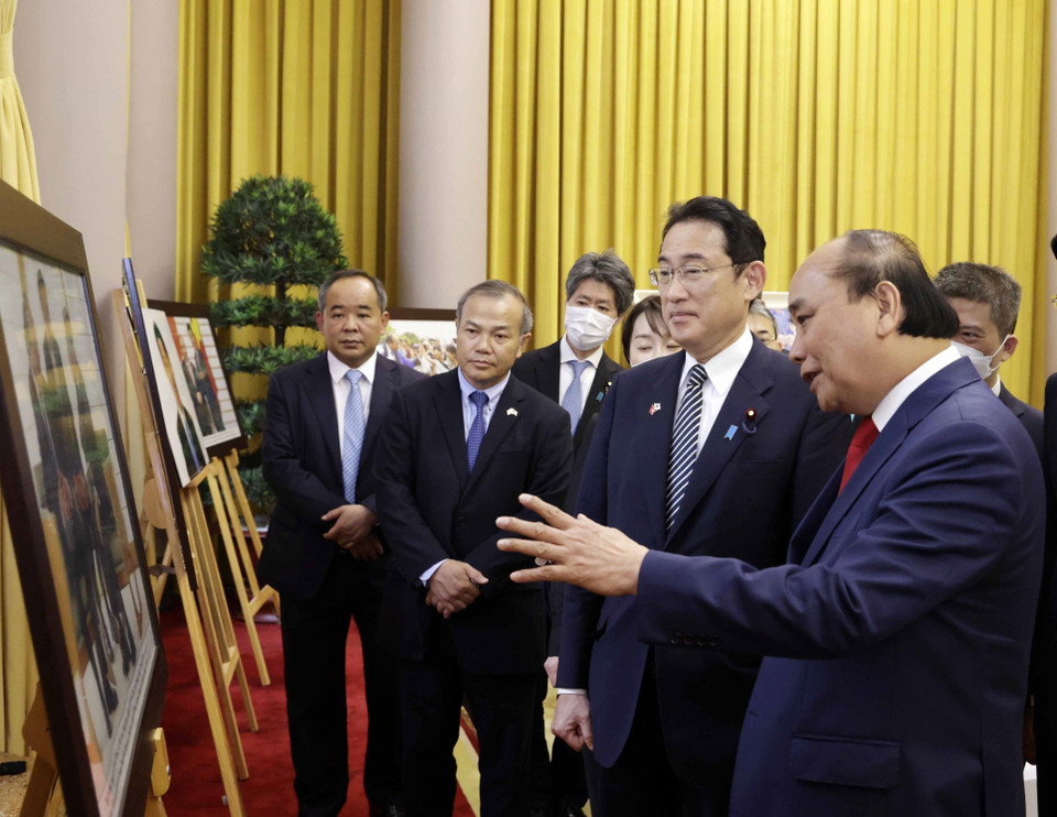 Chủ tịch nước Nguyễn Xuân Phúc và Thủ tướng Nhật Bản Kishida Fumio xem các hình ảnh về quan hệ Việt Nam – Nhật Bản. (Ảnh: Thống Nhất/TTXVN)