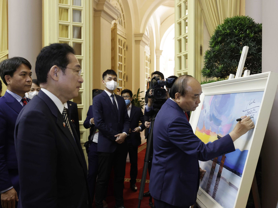 Chủ tịch nước Nguyễn Xuân Phúc ký tặng Thủ tướng Nhật Bản Kishida Fumio tác phẩm hội họa của họa sỹ Việt Nam về phong cảnh Nhật Bản. (Ảnh: Thống Nhất/TTXVN)