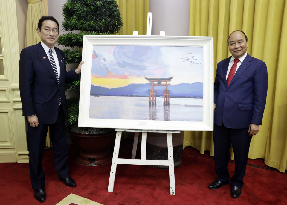 Chủ tịch nước Nguyễn Xuân Phúc tặng Thủ tướng Nhật Bản Kishida Fumio tác phẩm hội họa của họa sỹ Việt Nam về phong cảnh Nhật Bản. (Ảnh: Thống Nhất/TTXVN)